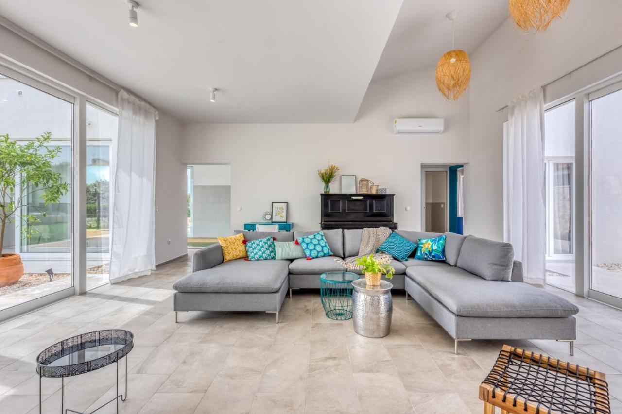 Villa Vela Muline - 8 Plus 2 Guests - Heated Pool 乌格连 外观 照片